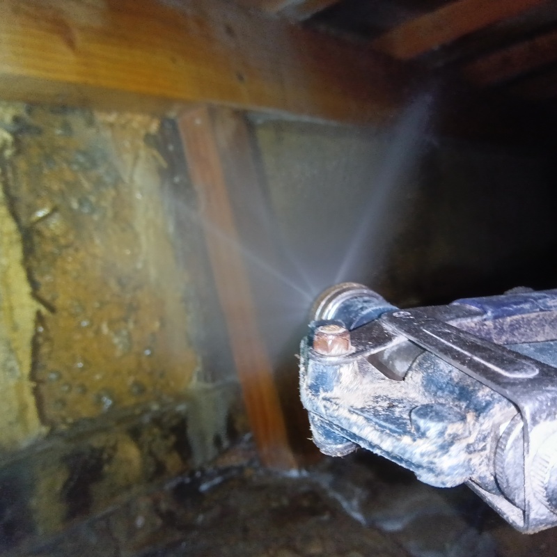 床下の木材にシロアリ駆除剤を散布
