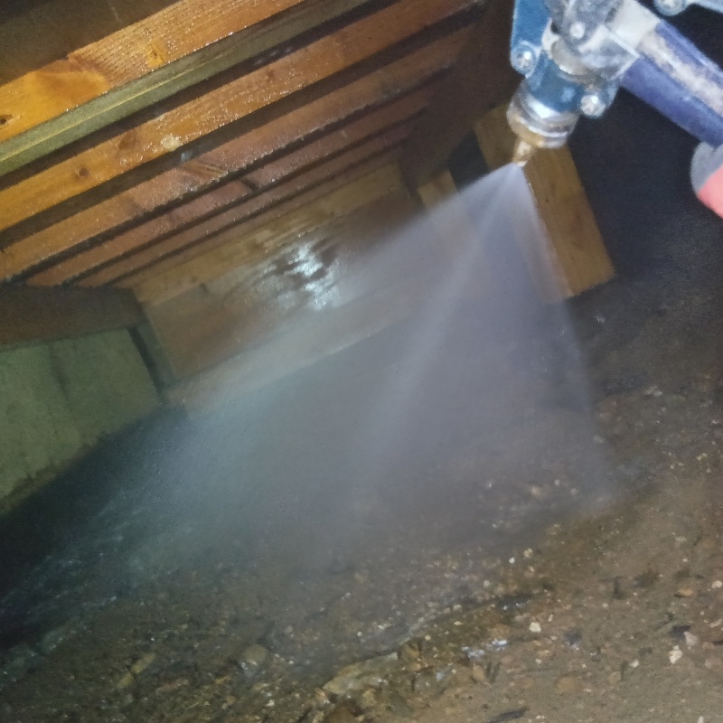 床下の地面にシロアリ駆除剤を散布