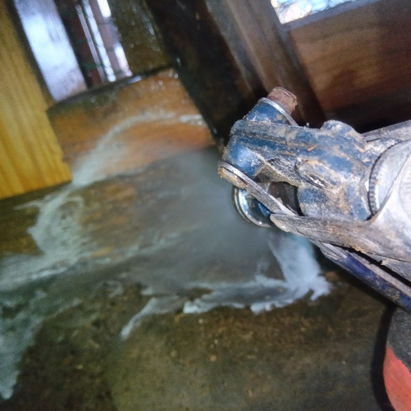 床下の地面にシロアリ駆除剤を散布