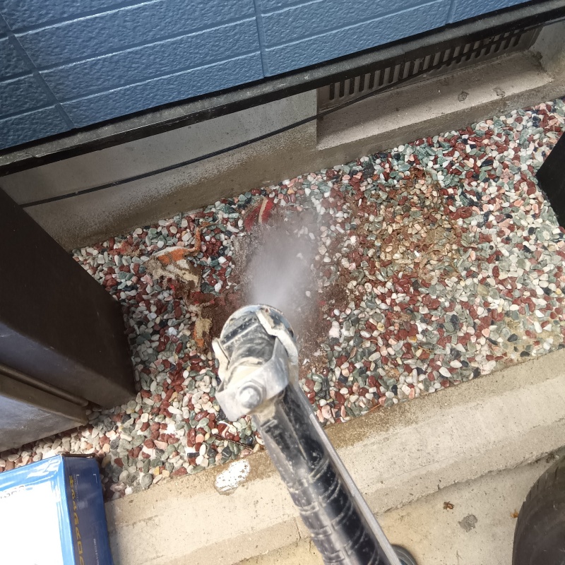 建物の外周にシロアリ駆除剤を散布