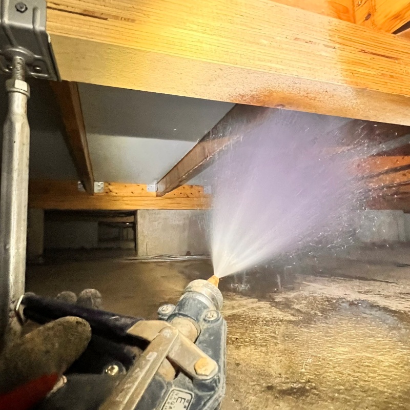 床下の木材に防蟻剤を散布