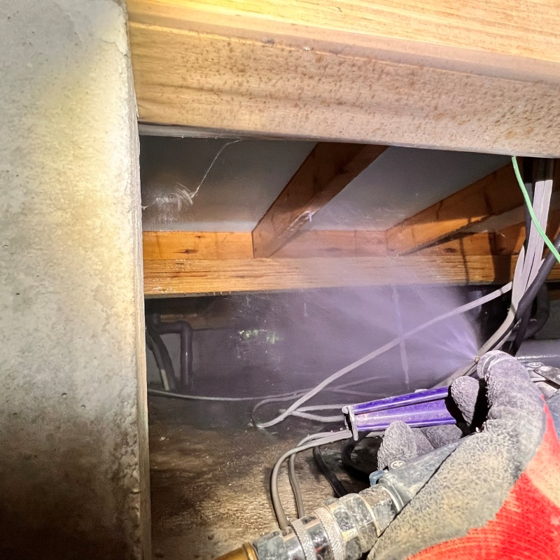 床下の木材に防蟻剤を散布