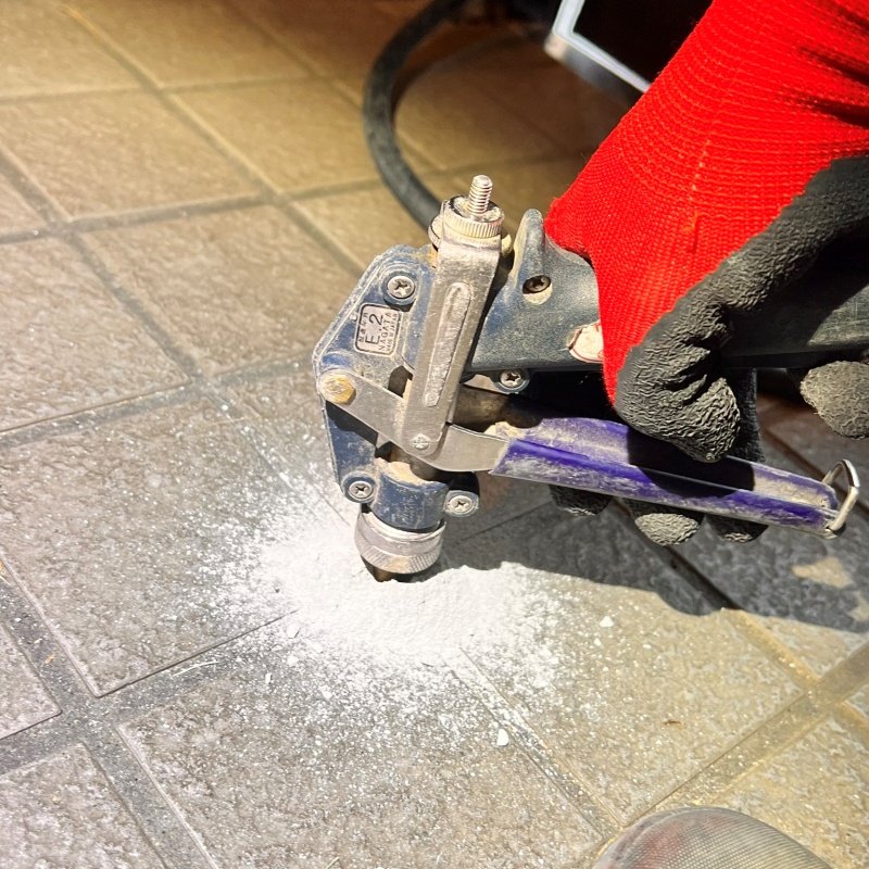 床に防蟻剤を注入