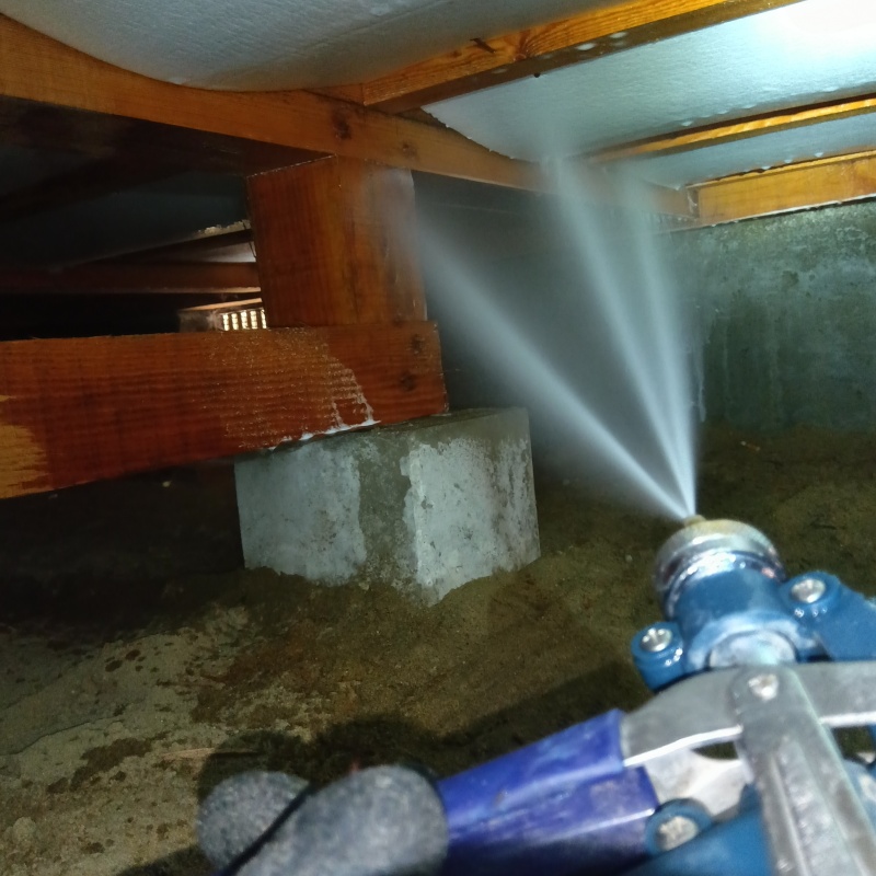 床下の木材にシロアリ駆除剤を散布
