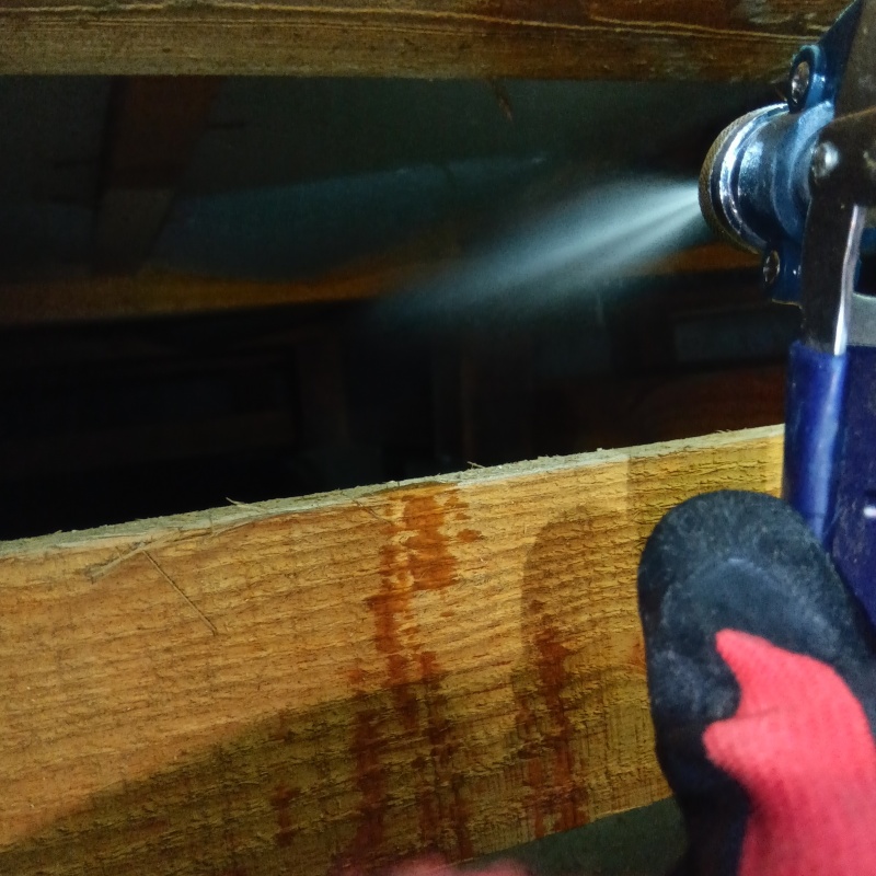 床下の地面にシロアリ駆除剤を散布