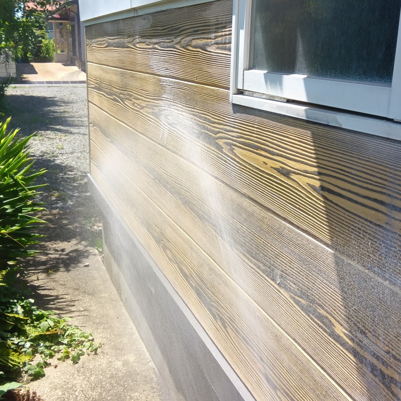 建物の外周にシロアリ駆除剤を散布