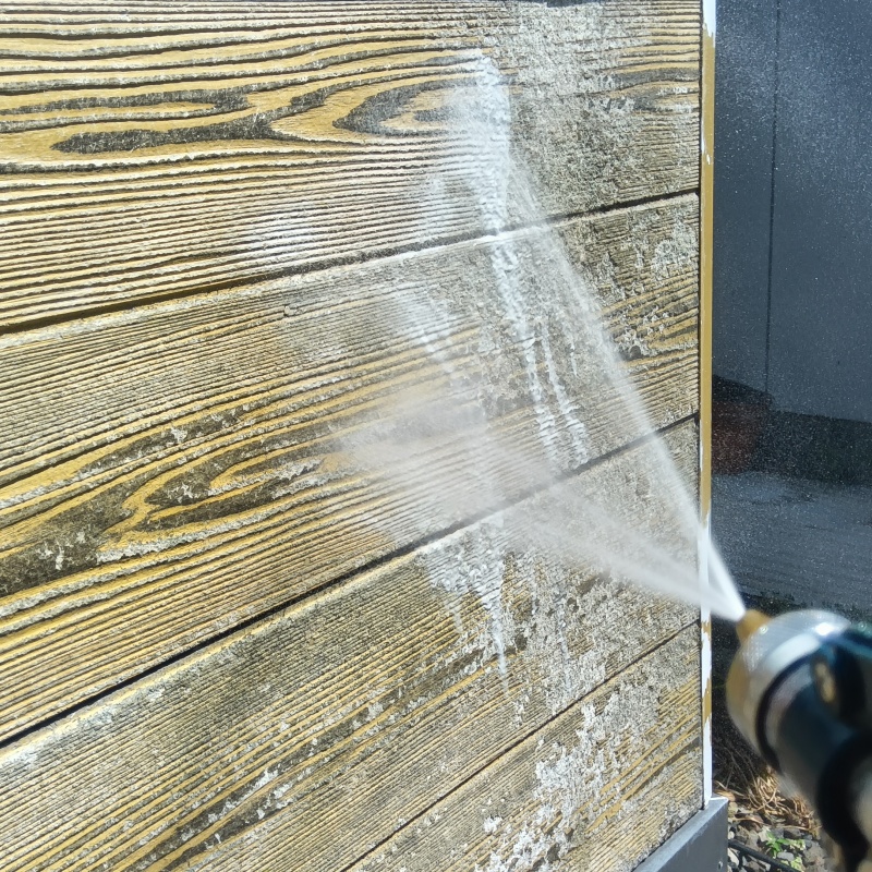 建物の外周にシロアリ駆除剤を散布