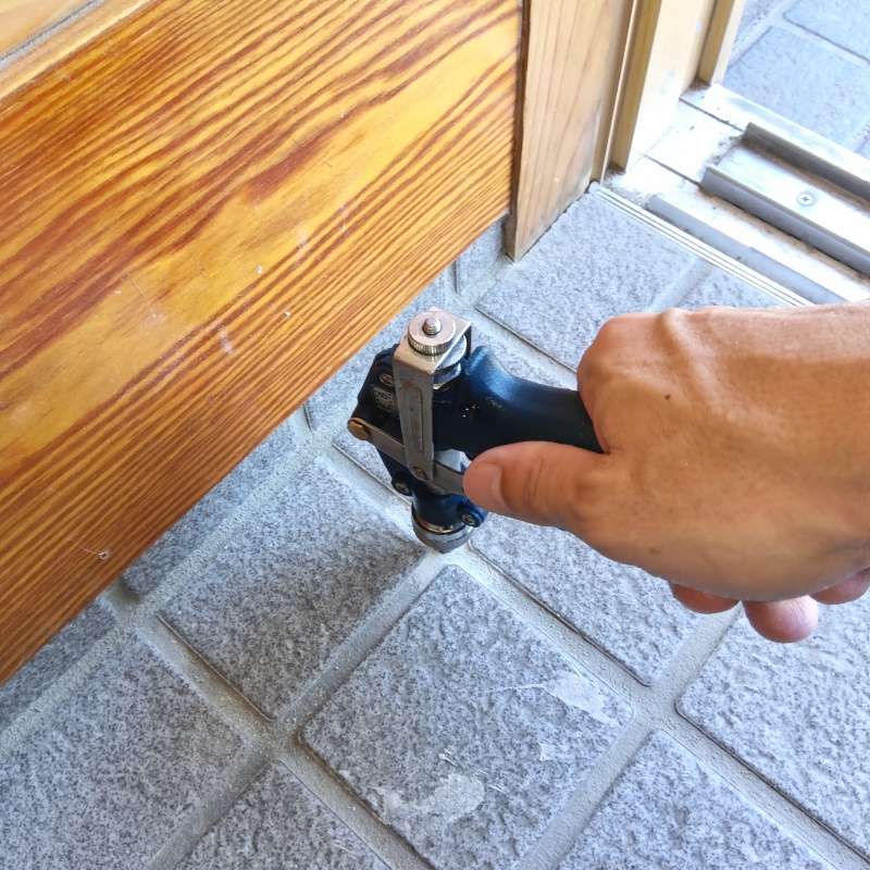 床にシロアリ駆除剤を注入