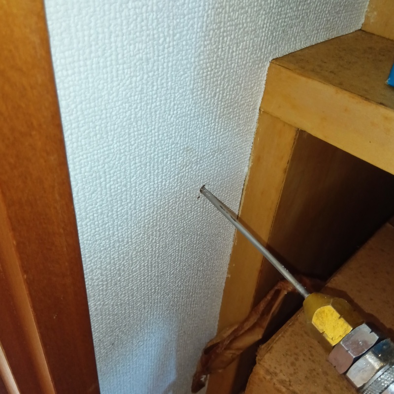 壁にシロアリ駆除剤を注入