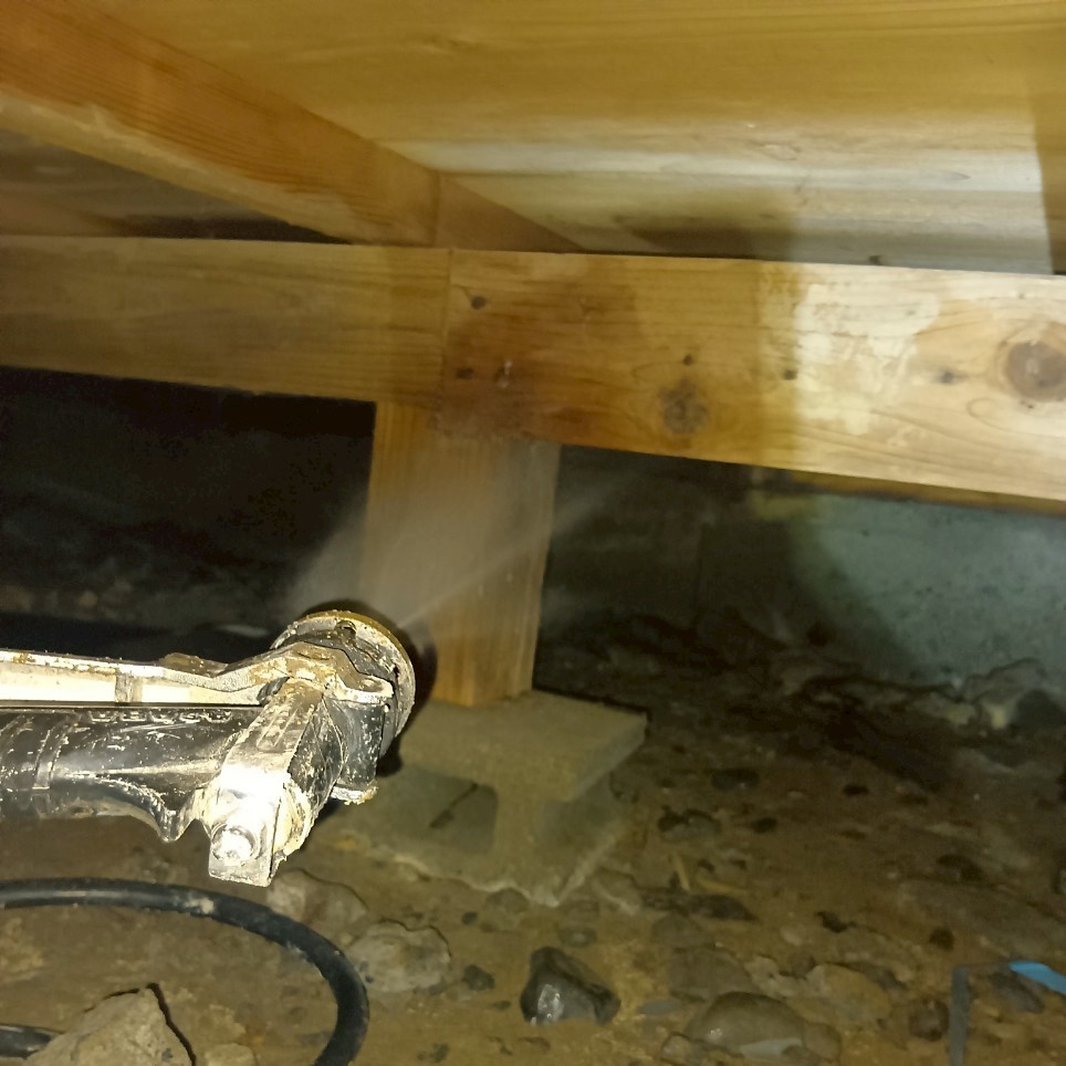 床下の木材にシロアリ駆除剤を散布