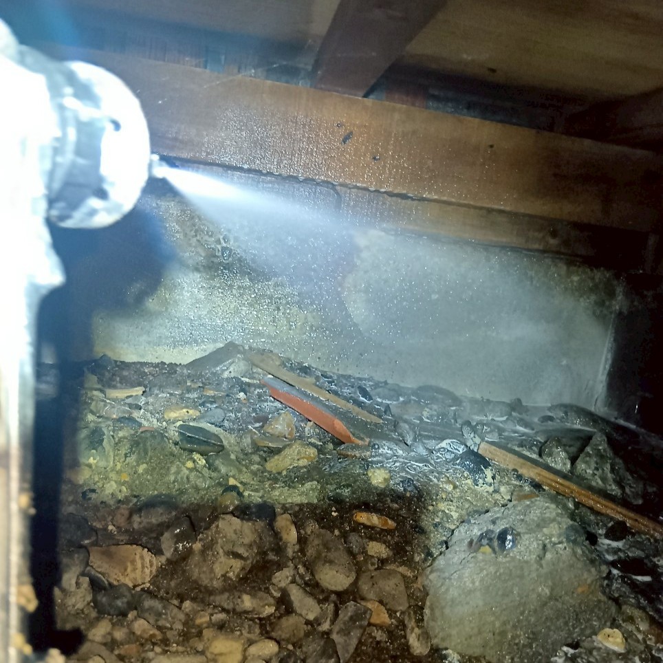 床下の地面にシロアリ駆除剤を散布