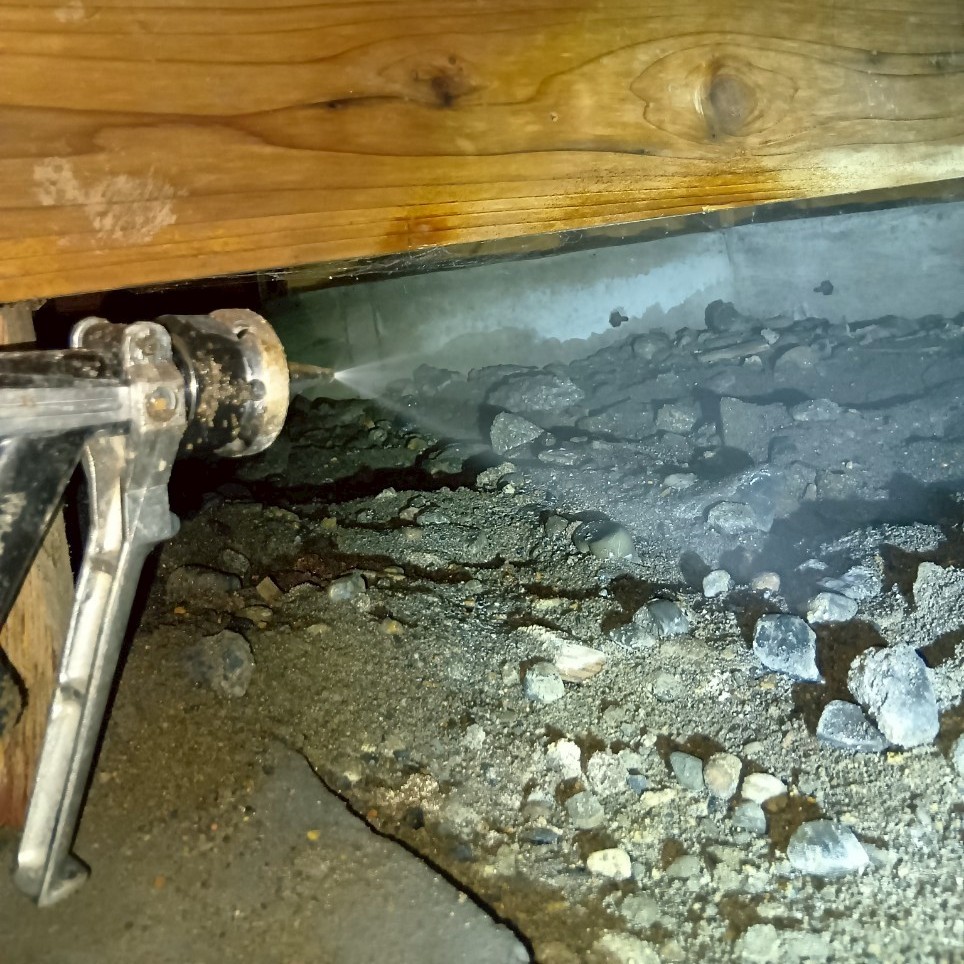 床下の地面にシロアリ駆除剤を散布