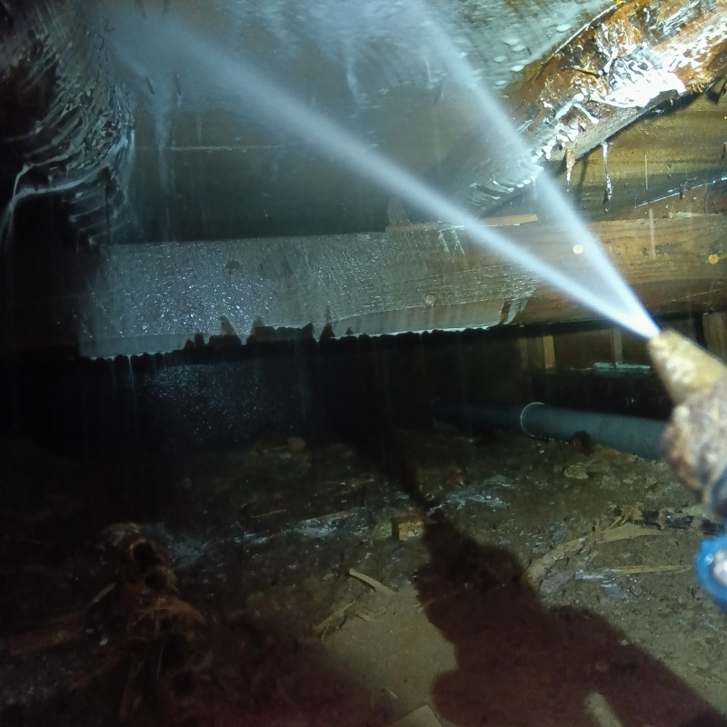 床下の木材に防蟻剤を散布