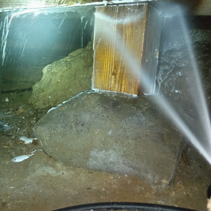 床下の木材に防蟻剤を散布