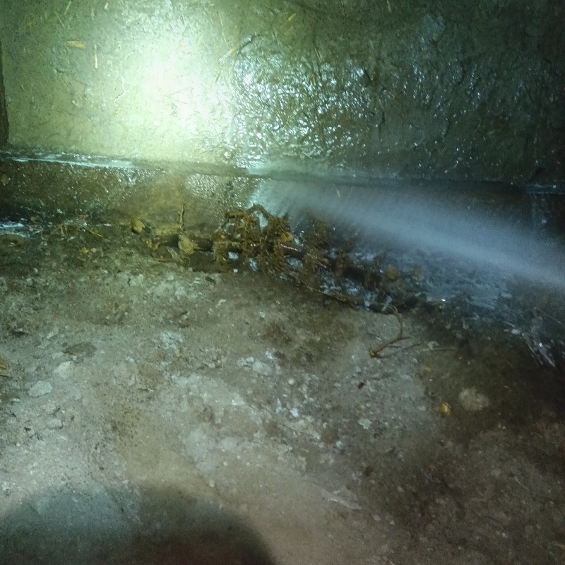 床下の地面に防蟻剤を散布