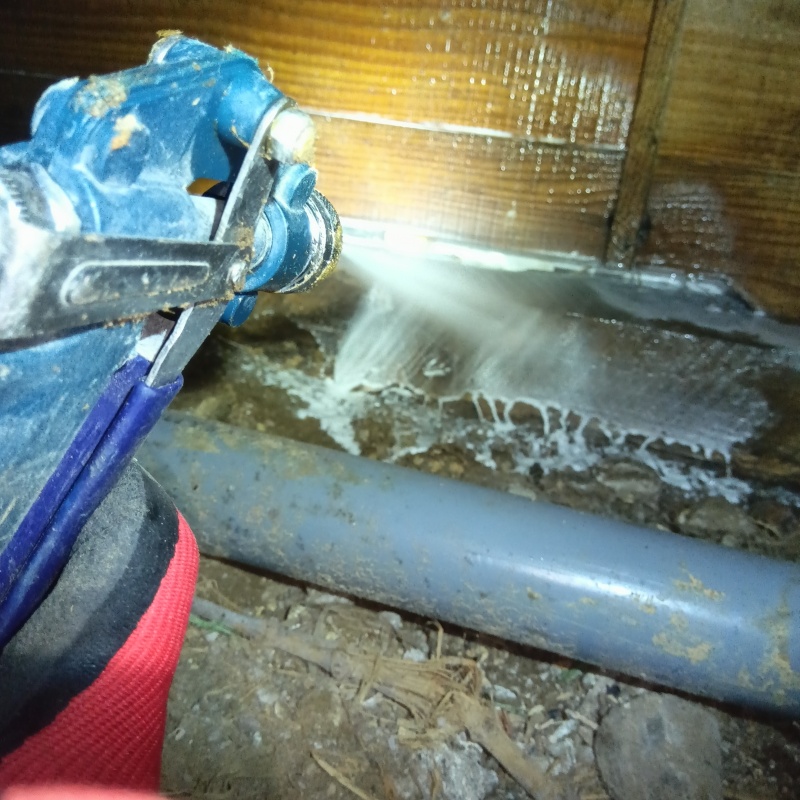 床下の地面に防蟻剤を散布