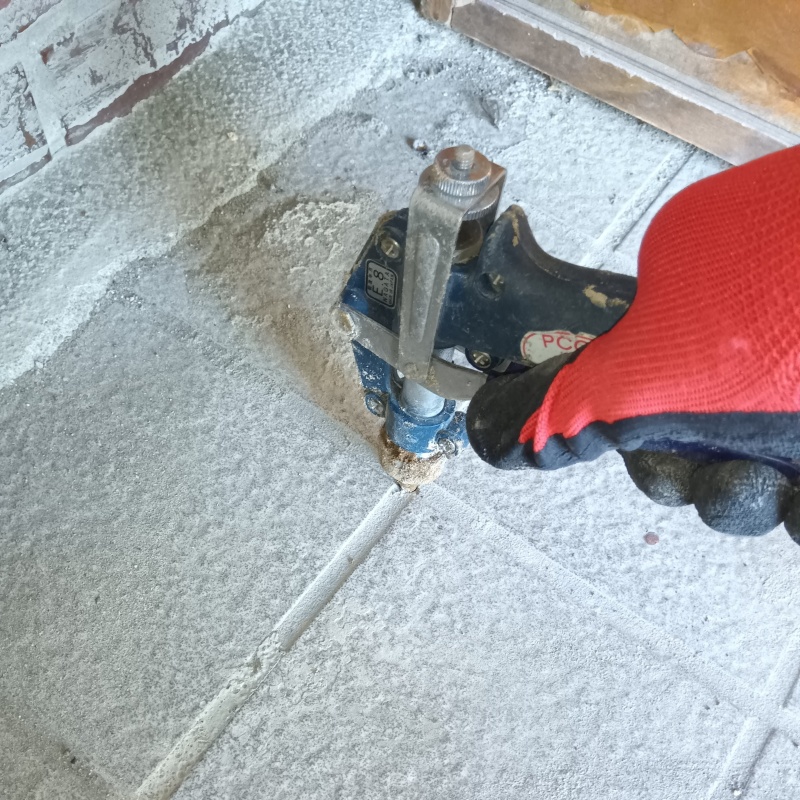 床に防蟻剤を注入