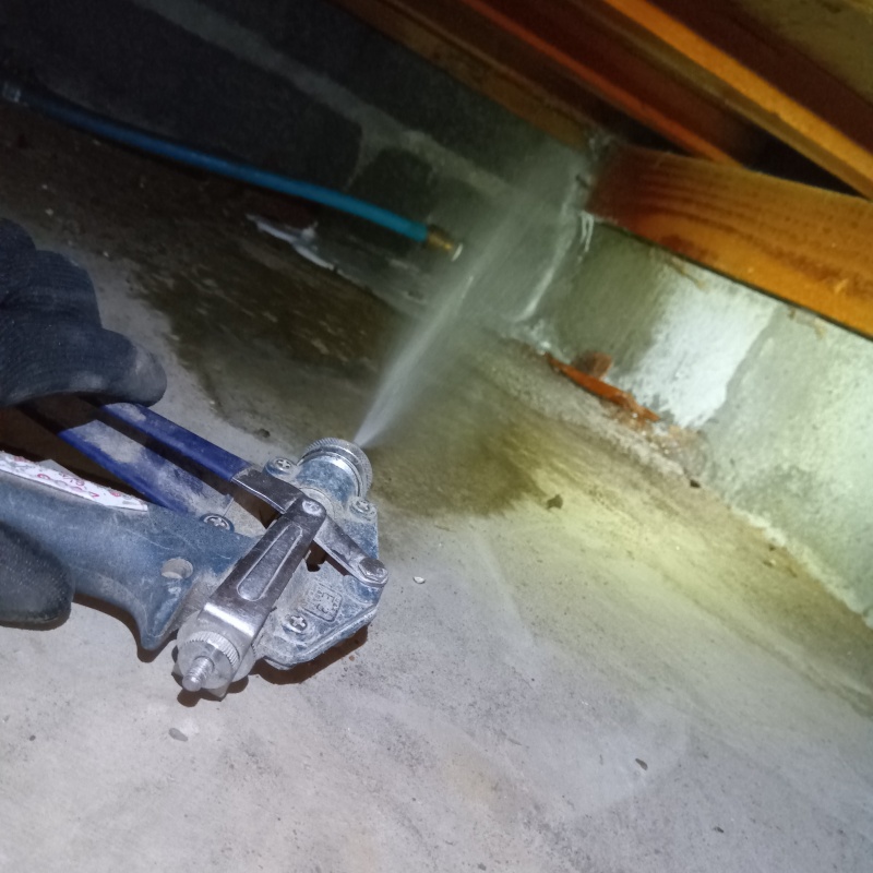 床下の木材にシロアリ駆除剤を散布