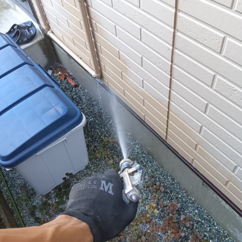 屋外の地面にシロアリ駆除剤を散布