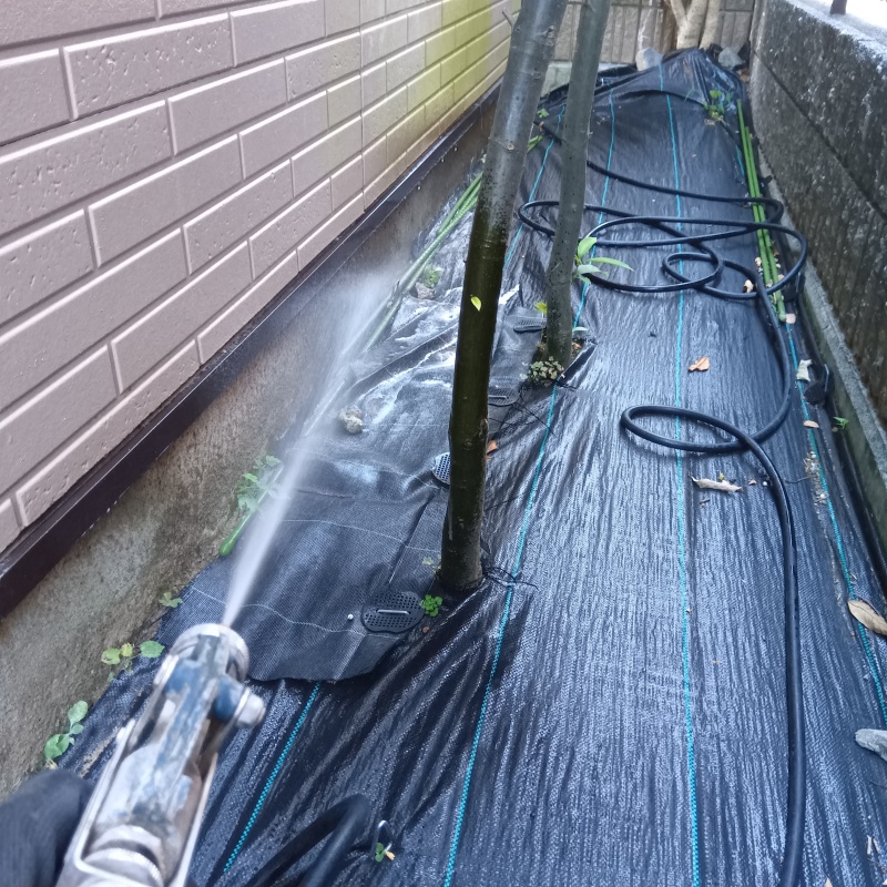 屋外の地面にシロアリ駆除剤を散布