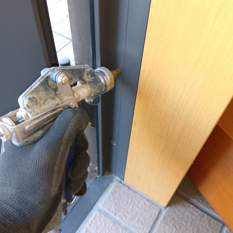 ドア枠にシロアリ駆除剤を注入