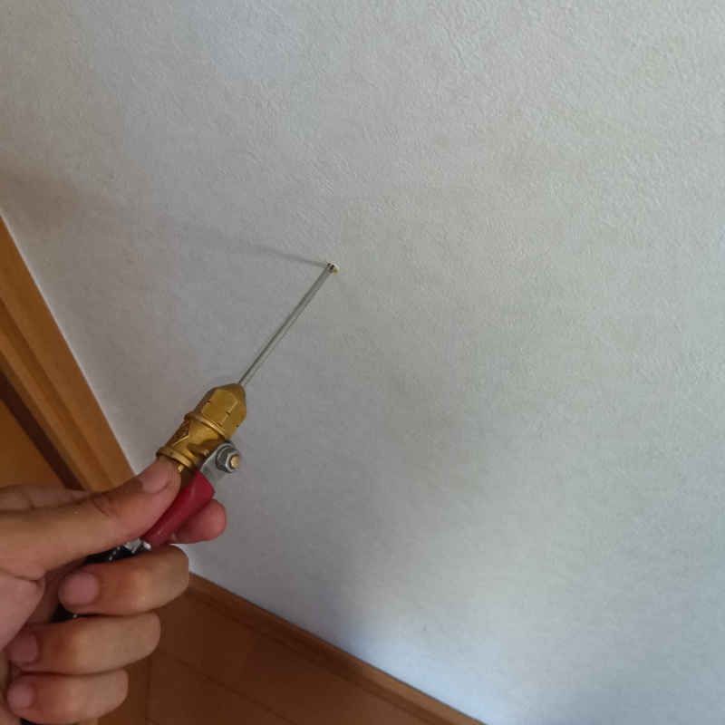 壁にシロアリ駆除剤を注入