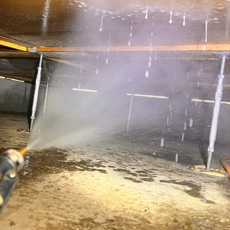 床下の木材に防蟻剤を散布