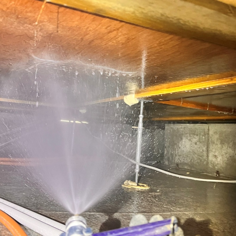 床下の木材に防蟻剤を散布