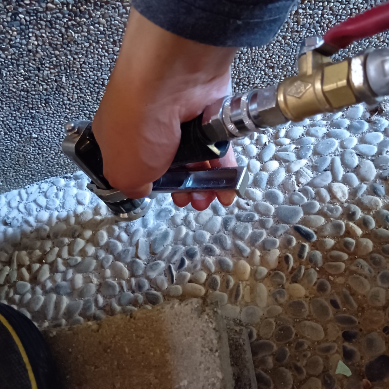 床にシロアリ駆除剤を注入