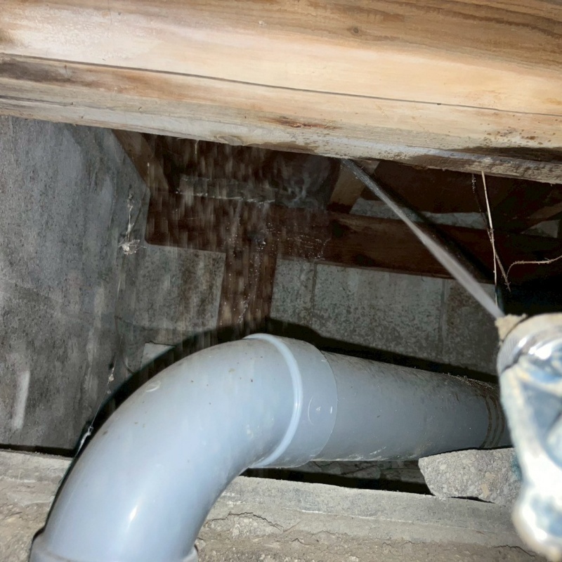 床下の木材にシロアリ駆除剤を散布