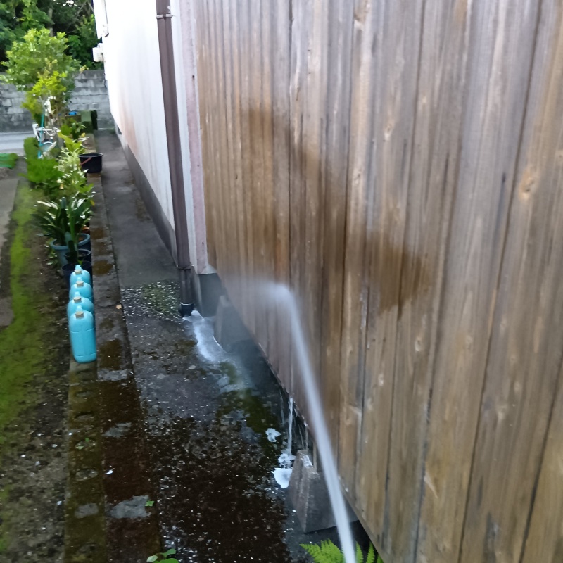 屋外の木部にシロアリ駆除剤を散布