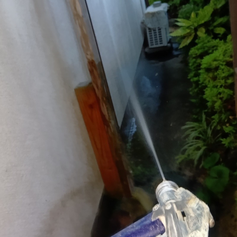 屋外の地面にシロアリ駆除剤を散布