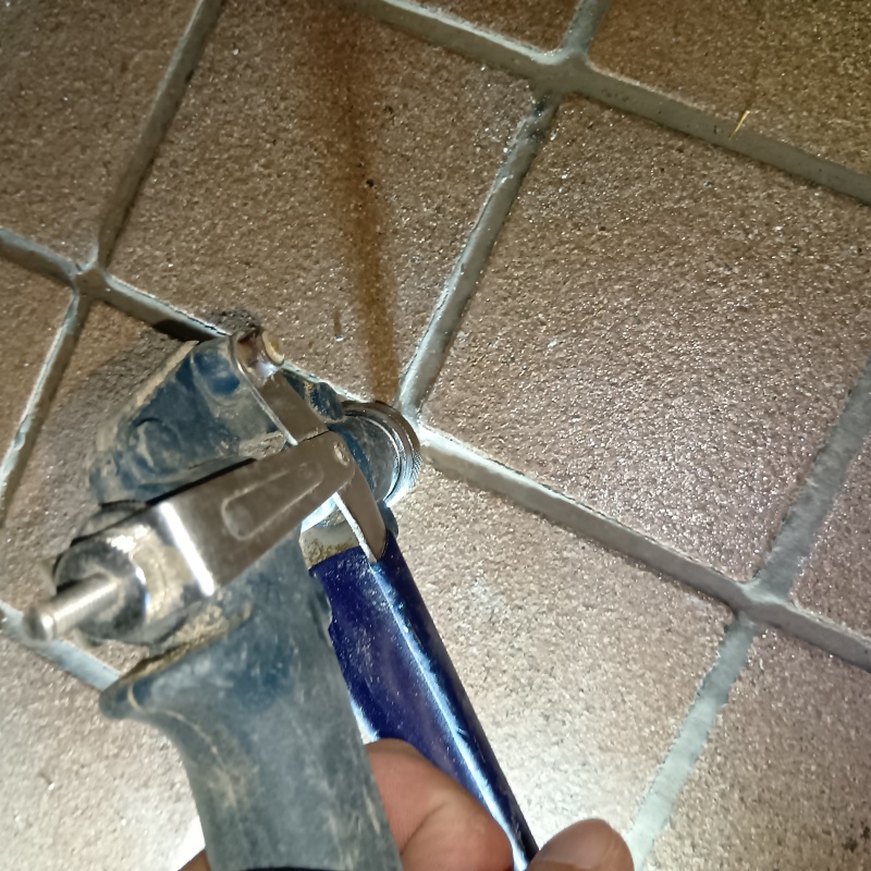 床にシロアリ駆除剤を注入