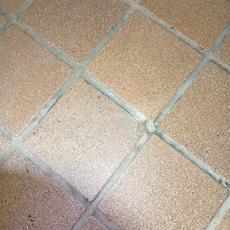 開けた穴を修復した様子