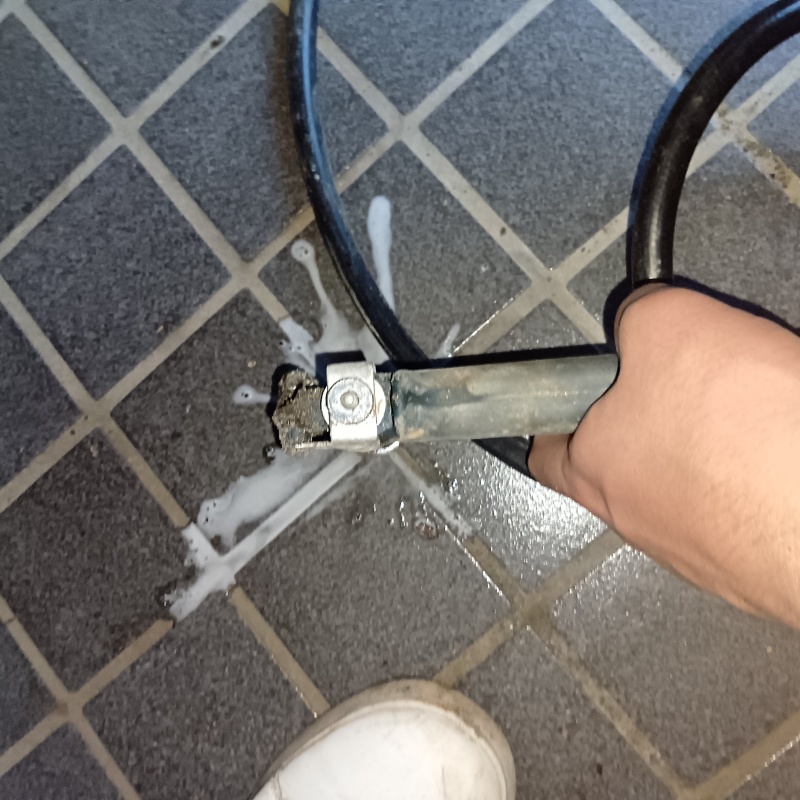 床にシロアリ駆除剤を注入