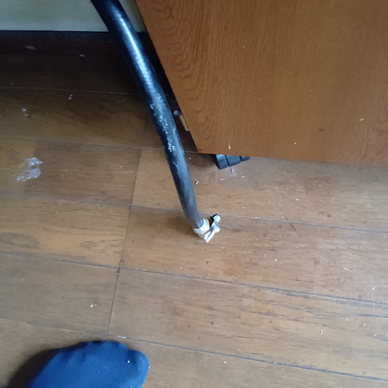 床にシロアリ駆除剤を注入
