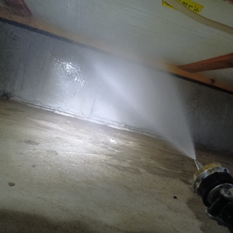 床下の木材に防蟻剤を散布