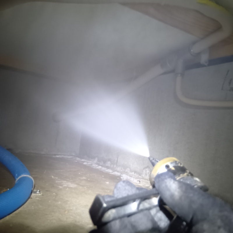 床下の木材に防蟻剤を散布