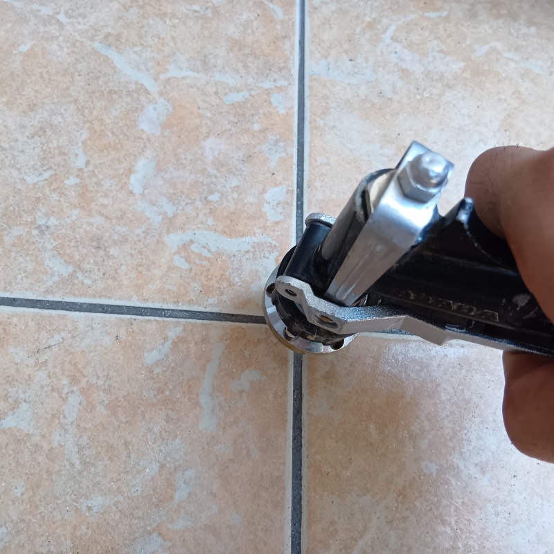 床に防蟻剤を注入