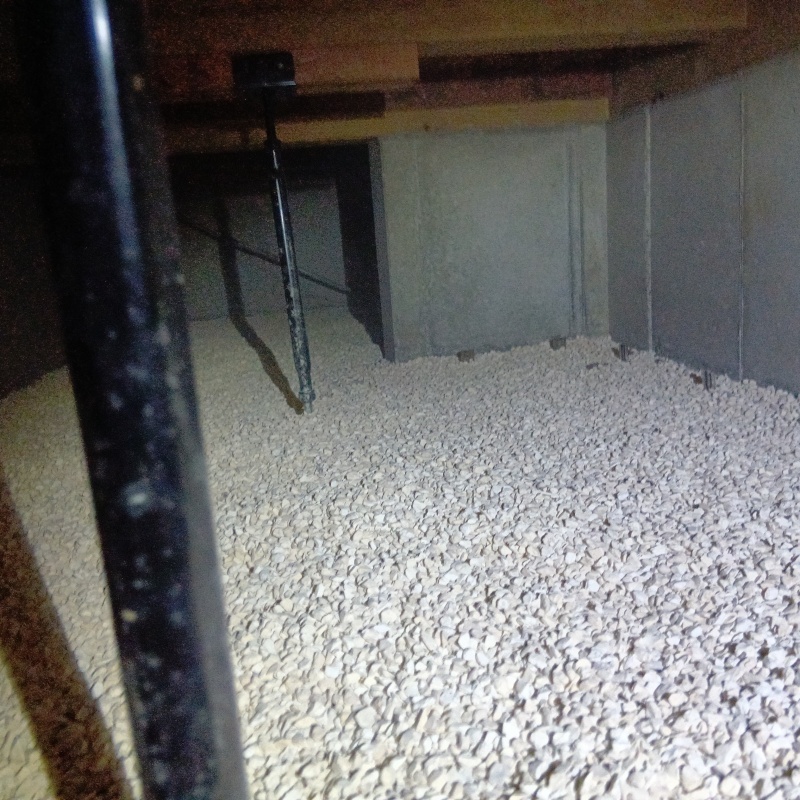 屋根裏にシロアリ駆除剤を散布