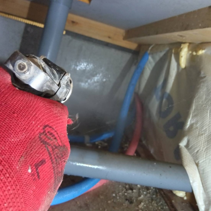 床下の基礎にシロアリ駆除剤を散布