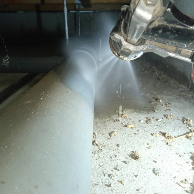 床下の木材にシロアリ駆除剤を散布する様子