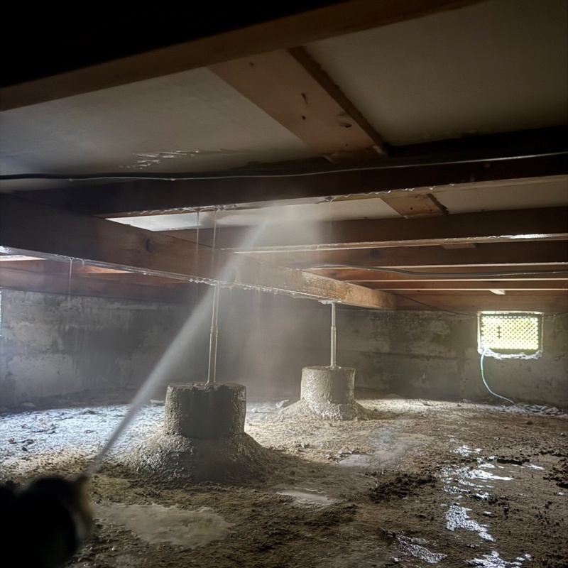 床下の地面にシロアリ駆除剤を散布