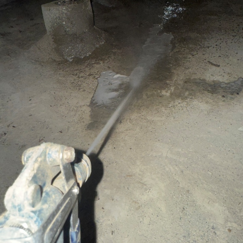 床下の地面にシロアリ駆除剤を散布