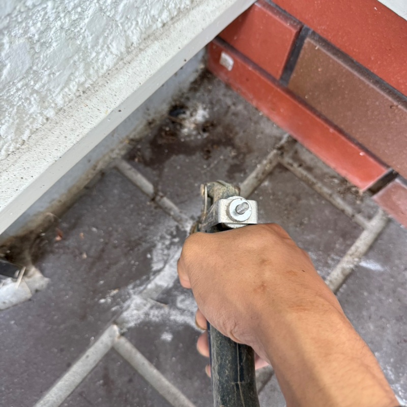 床にシロアリ駆除剤を注入