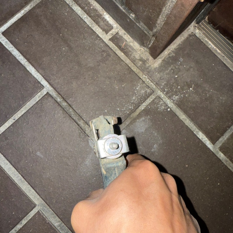 床にシロアリ駆除剤を注入