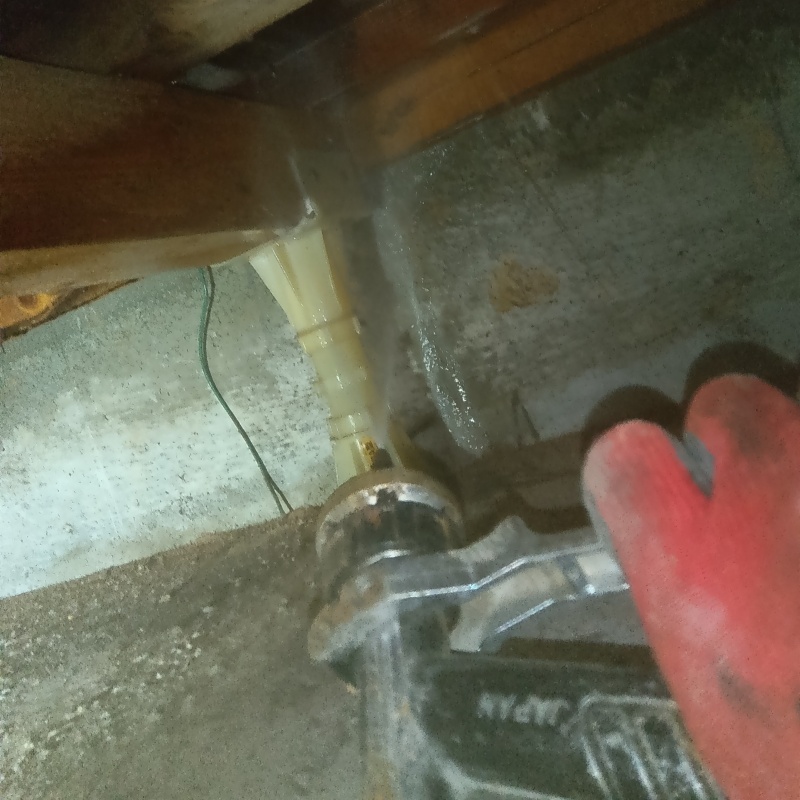 床下の基礎部分に防蟻剤を散布する様子