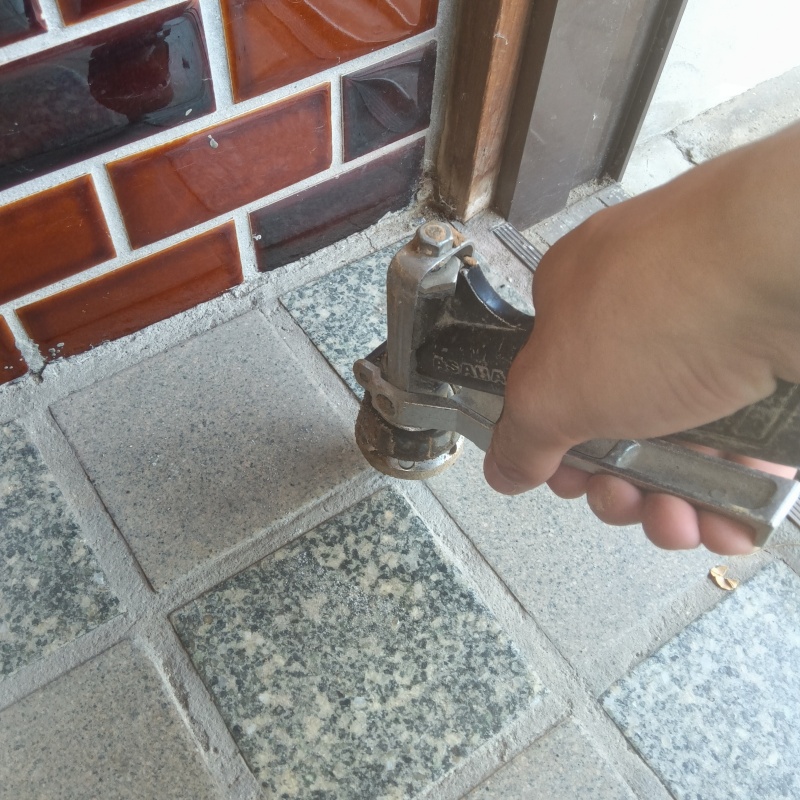 玄関の床に防蟻剤を注入する様子