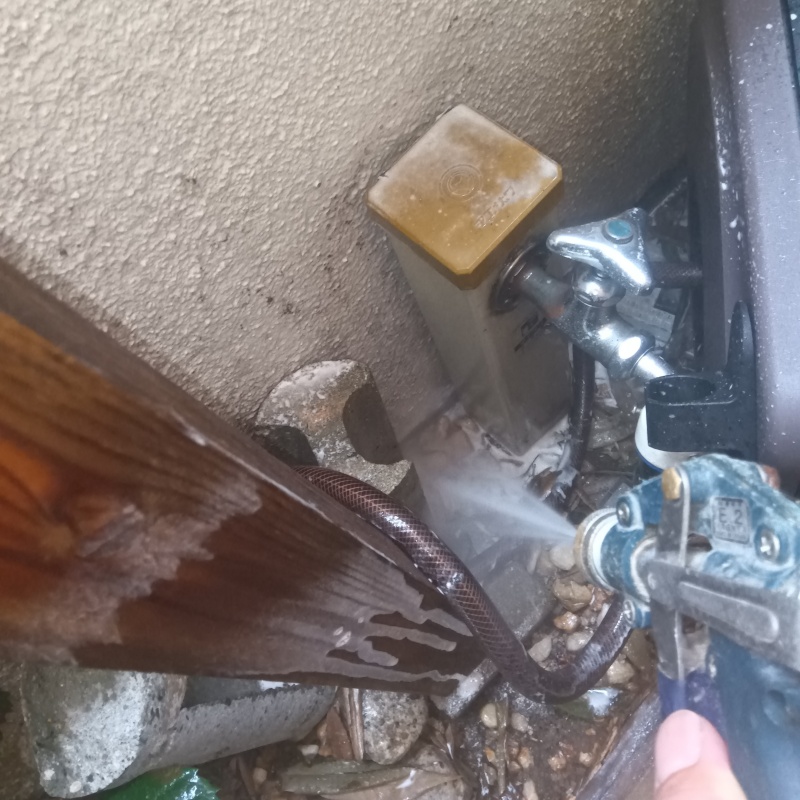 基礎まわりにシロアリ駆除を散布する様子