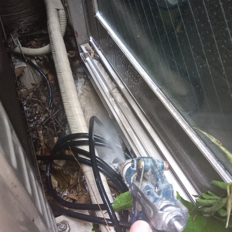 基礎まわりにシロアリ駆除を散布する様子